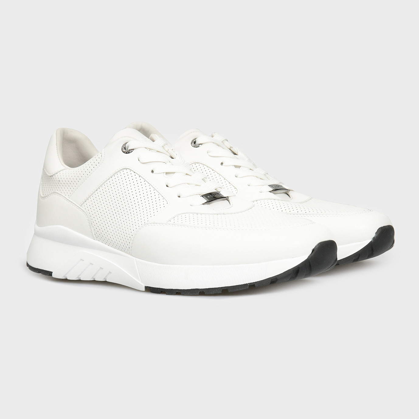 Ténis brancos com sola preta e detalhes em pele