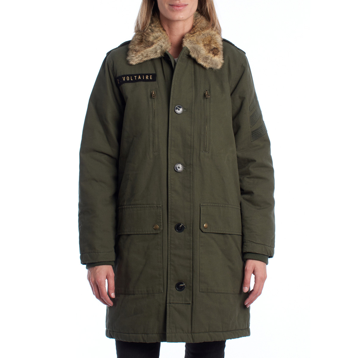 Casaco verde-oliva com gola de pelo castanho e botões pretos