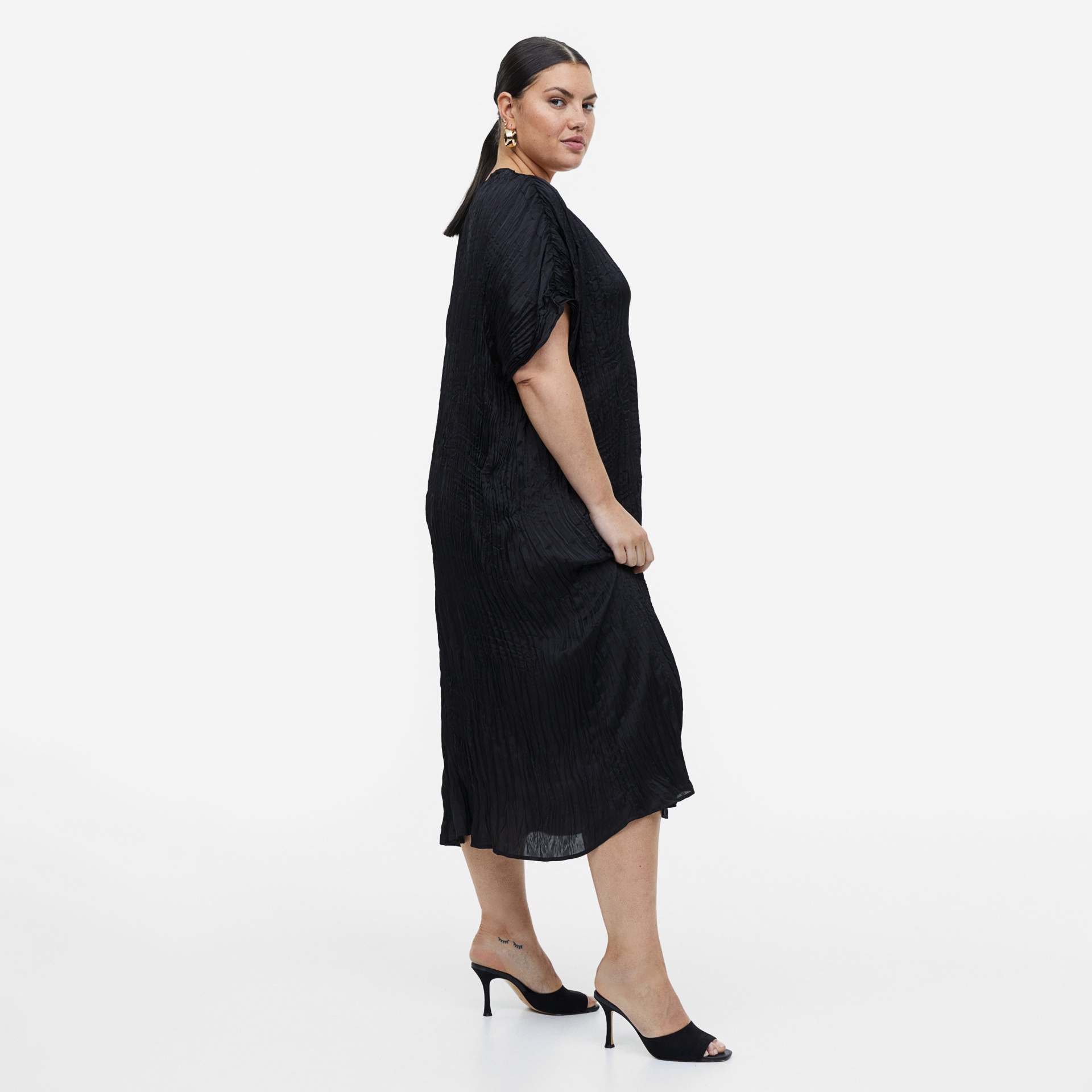 Vestido midi preto de manga curta com textura plissada em modelo