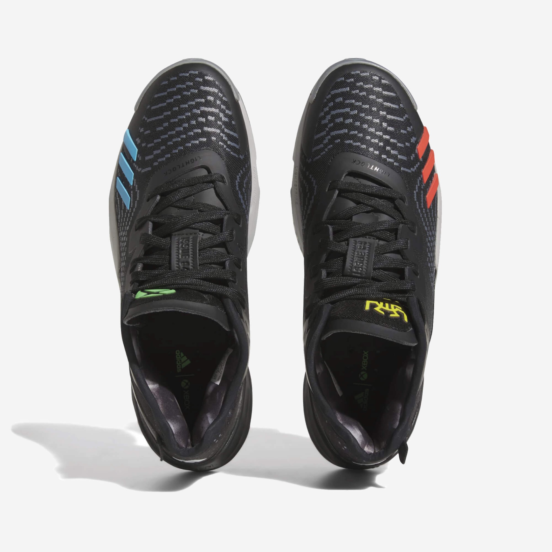 Par de sapatilhas desportivas pretas com três riscas coloridas e padrão cinzento