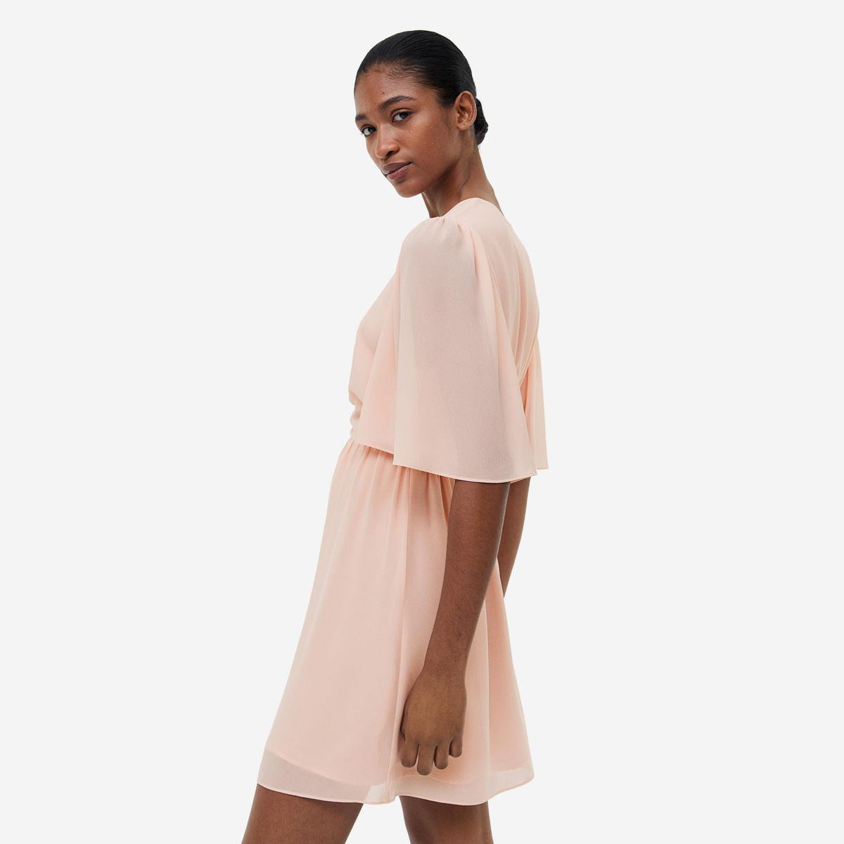 Vestido rosa claro com mangas curtas largas e saia rodada