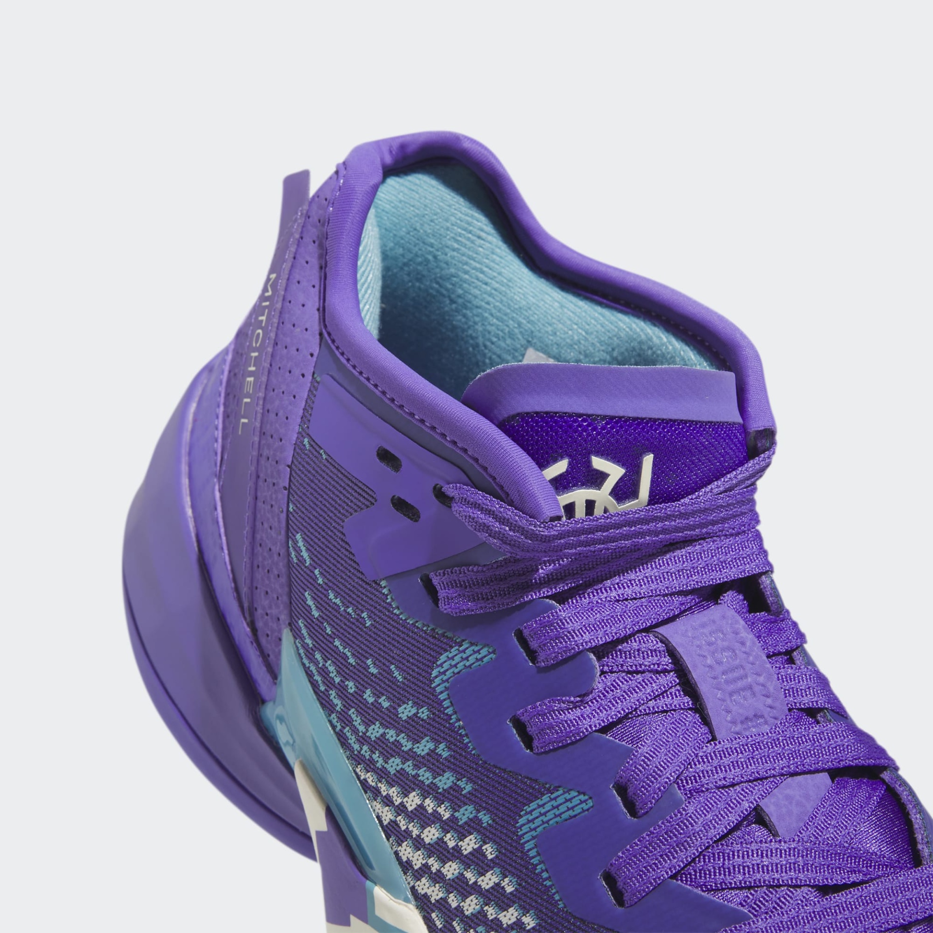Tênis de desporto roxo com detalhes azul claro e palavras MITCHELL na lateral