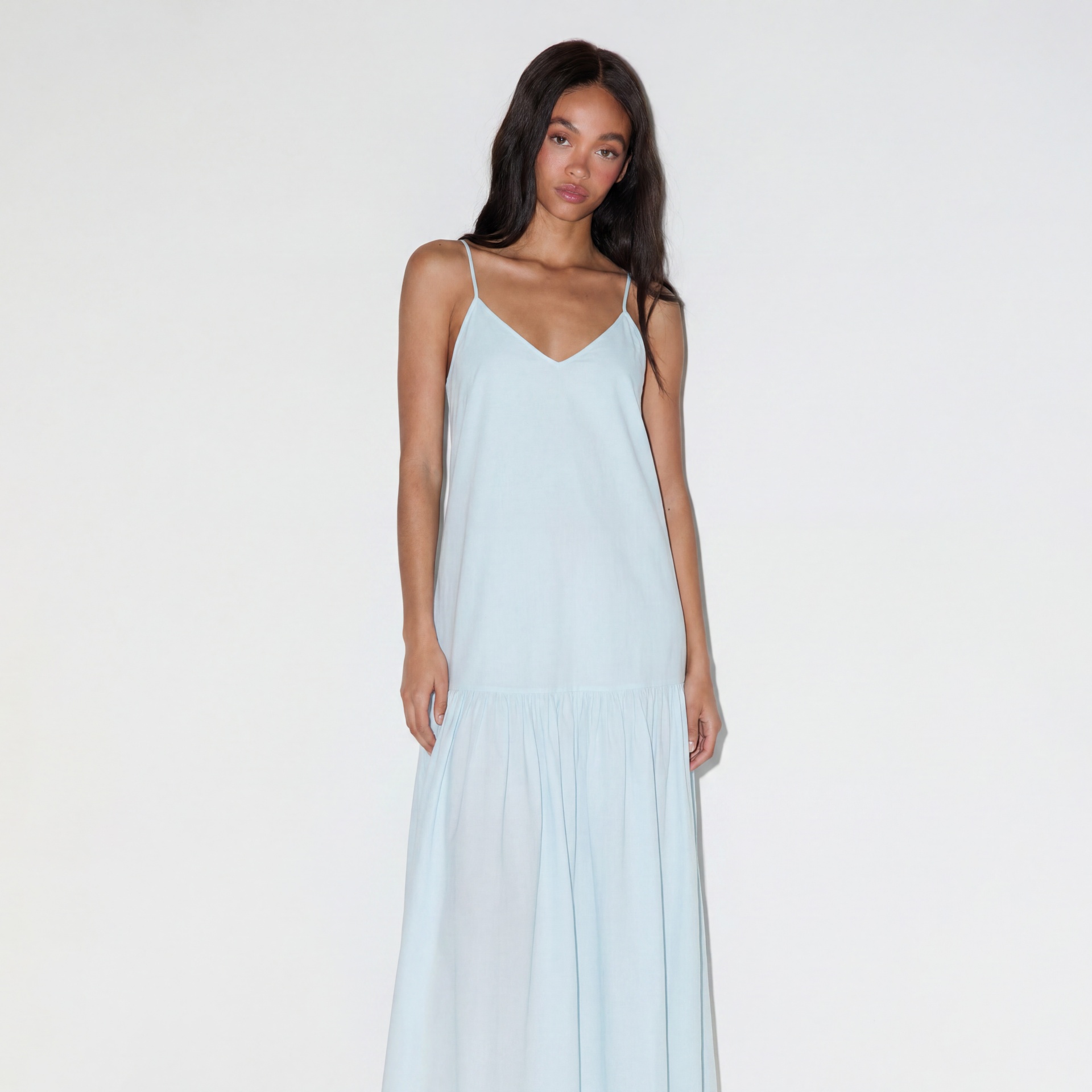 Vestido comprido azul claro com alças finas e folhos