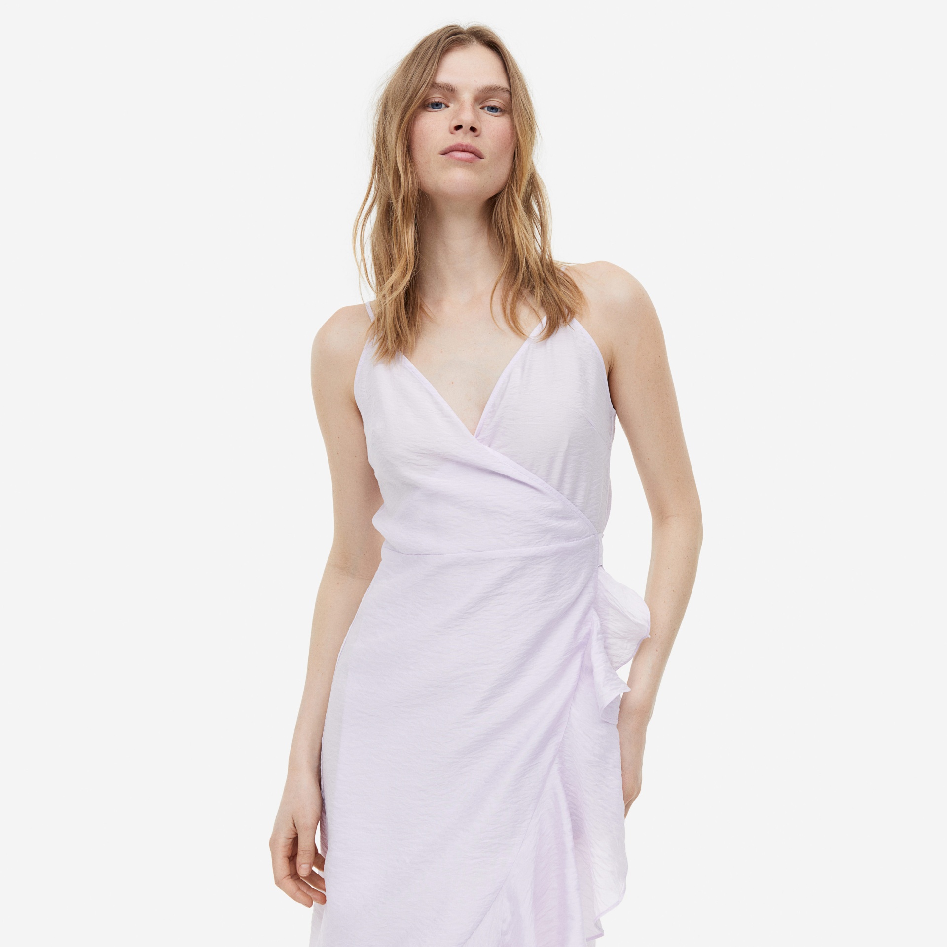 Vestido lilás claro com decote em V e alças finas