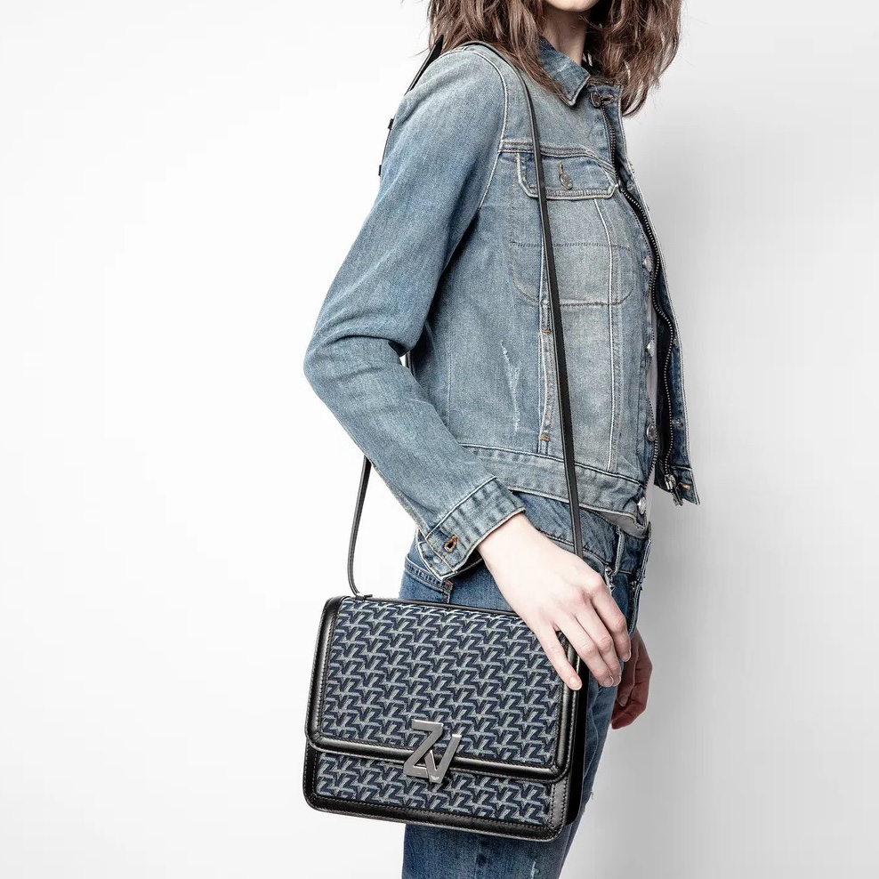 Mala de ombro azul escuro com padrão geométrico e fecho metálico prateado