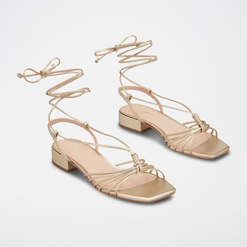 Sandálias douradas com tiras finas e salto baixo