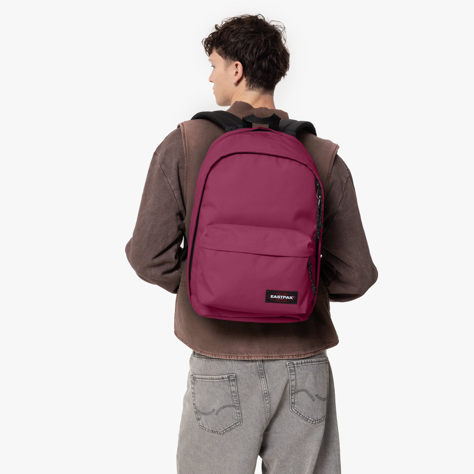 Mochila rosa Eastpak com bolso frontal e alças pretas, vista traseira.