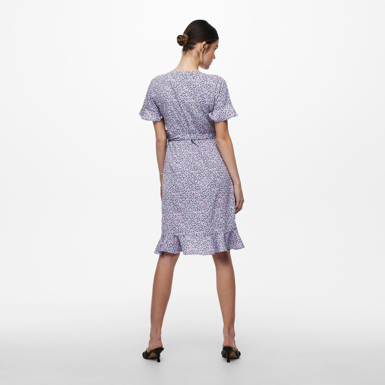 Vestido curto floral roxo com mangas curtas e babados visto de costas