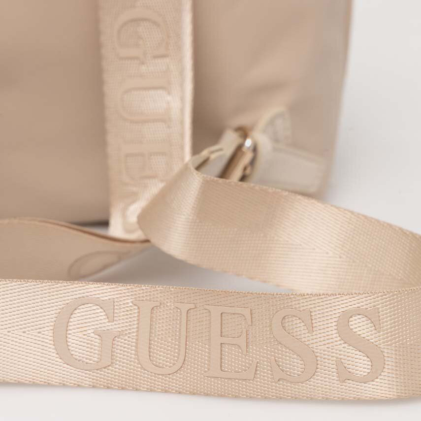 Alça larga com palavra GUESS em relevo e bolsa bege