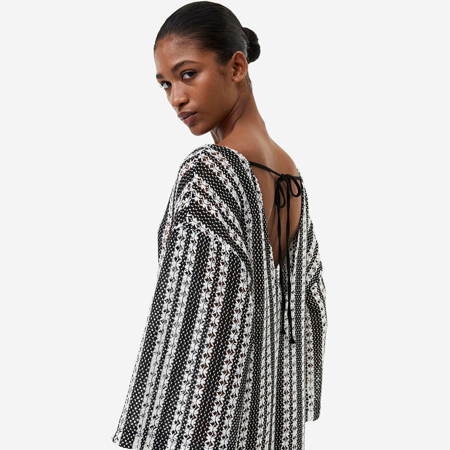 Vestido preto e branco com padrão floral e costas decotadas