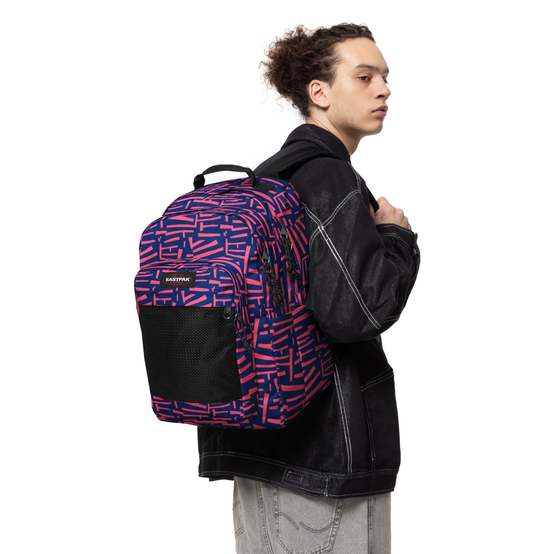 Mochila Eastpak azul e vermelha com padrão geométrico e bolso frontal em rede preta