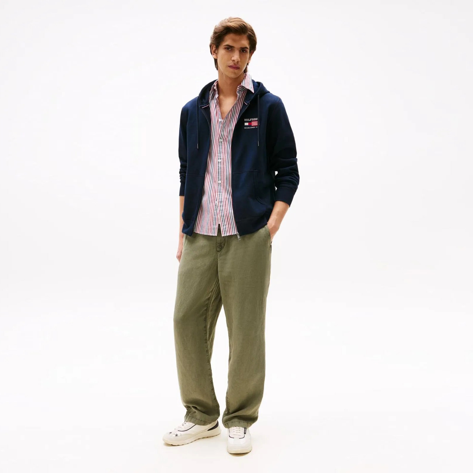 Homem com roupa casual em fundo branco