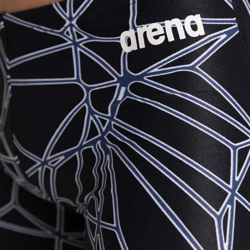 Calções de banho pretos com padrão geométrico em branco e azul e logótipo branco Arena