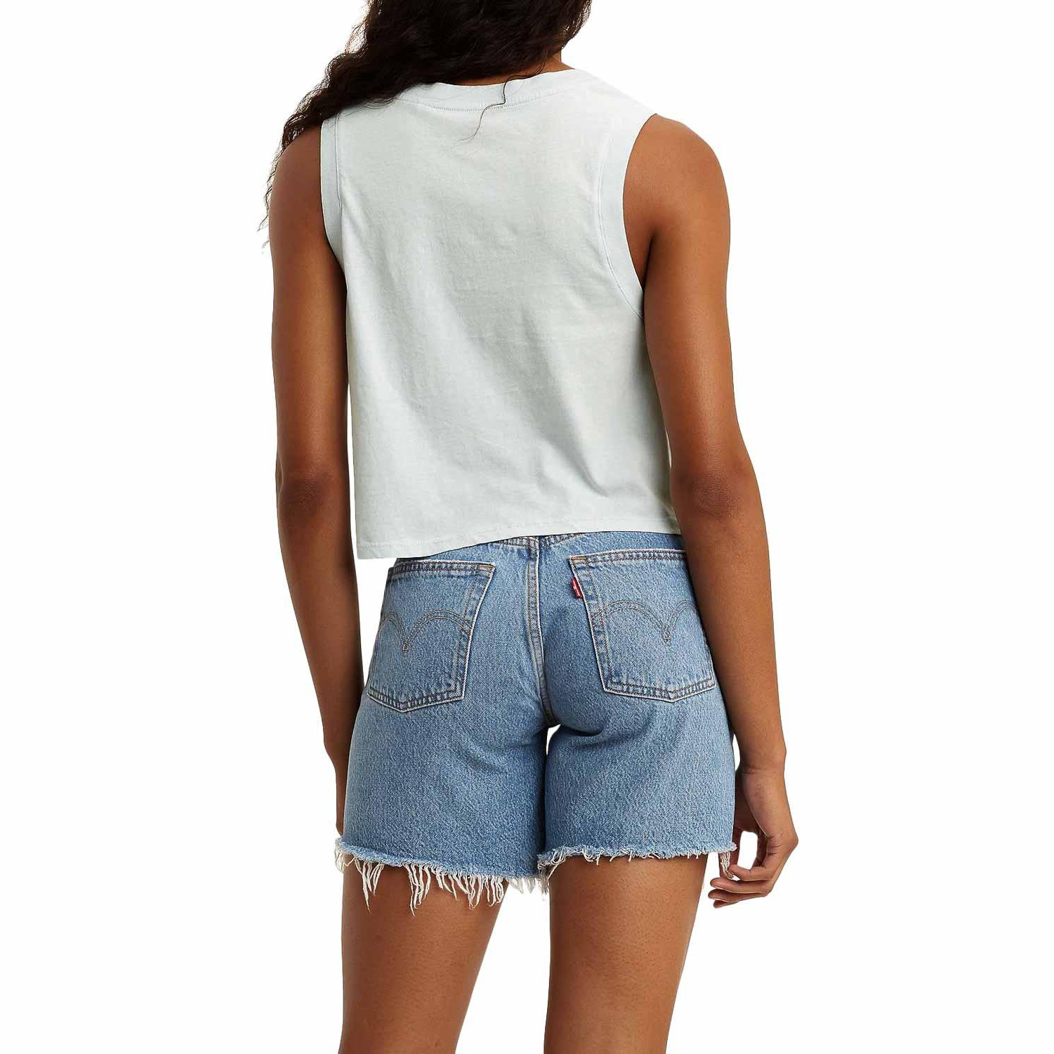 Top branco texturizado e calções de ganga azuis com bainha desfiada