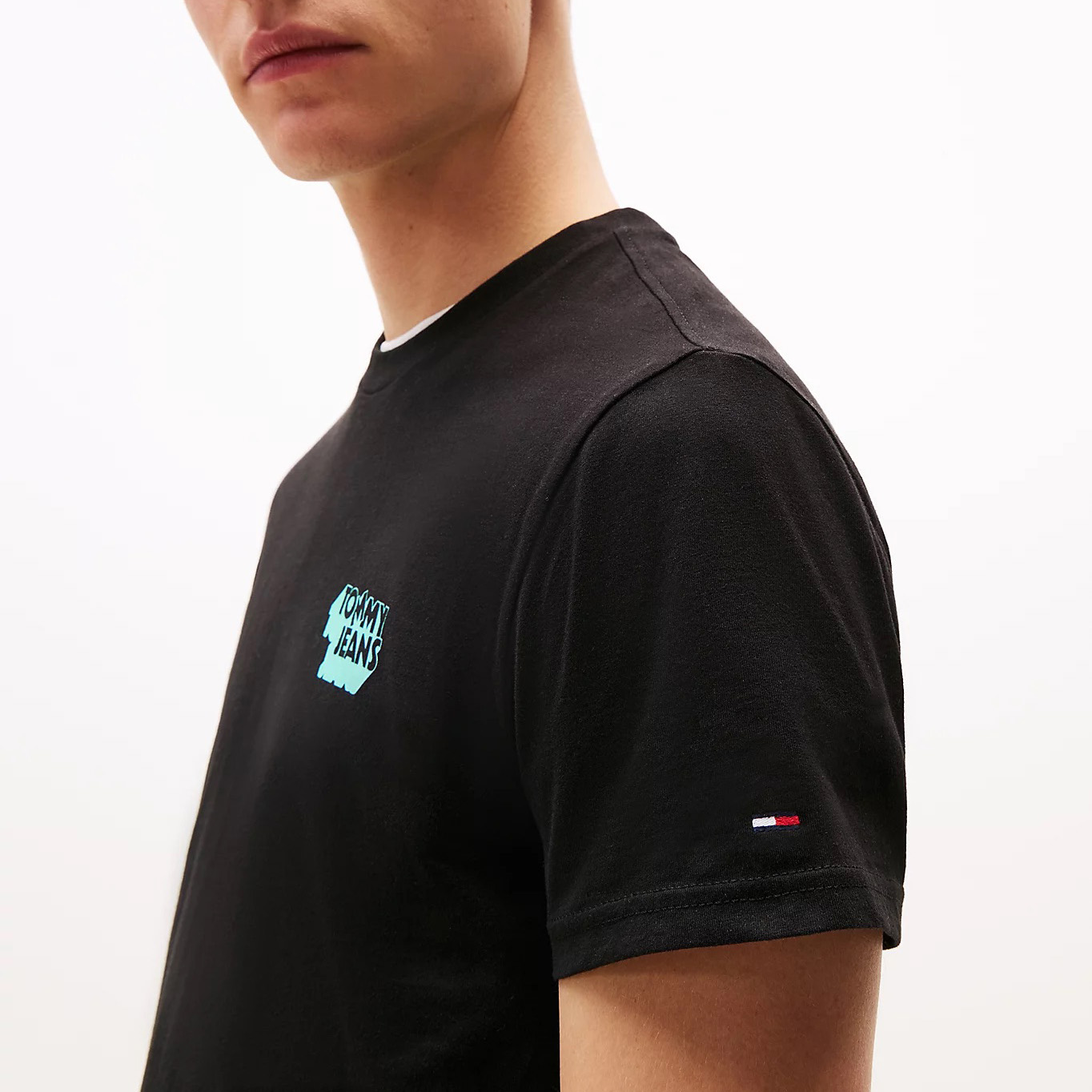 Camiseta preta de algodão com logotipos