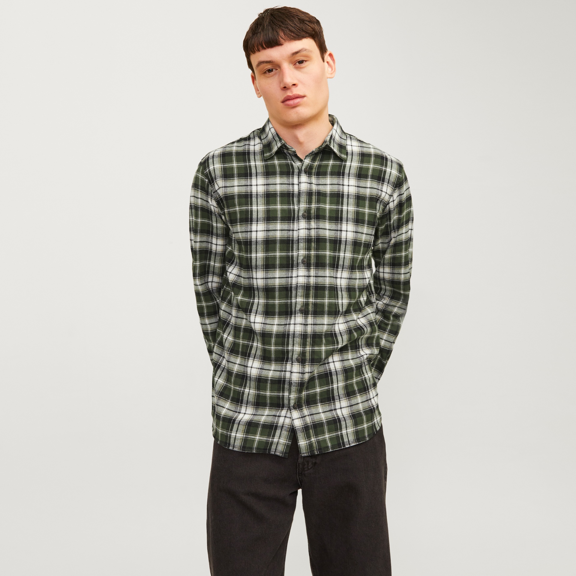 Camisa xadrez verde escuro, branco e preto de manga comprida com botões