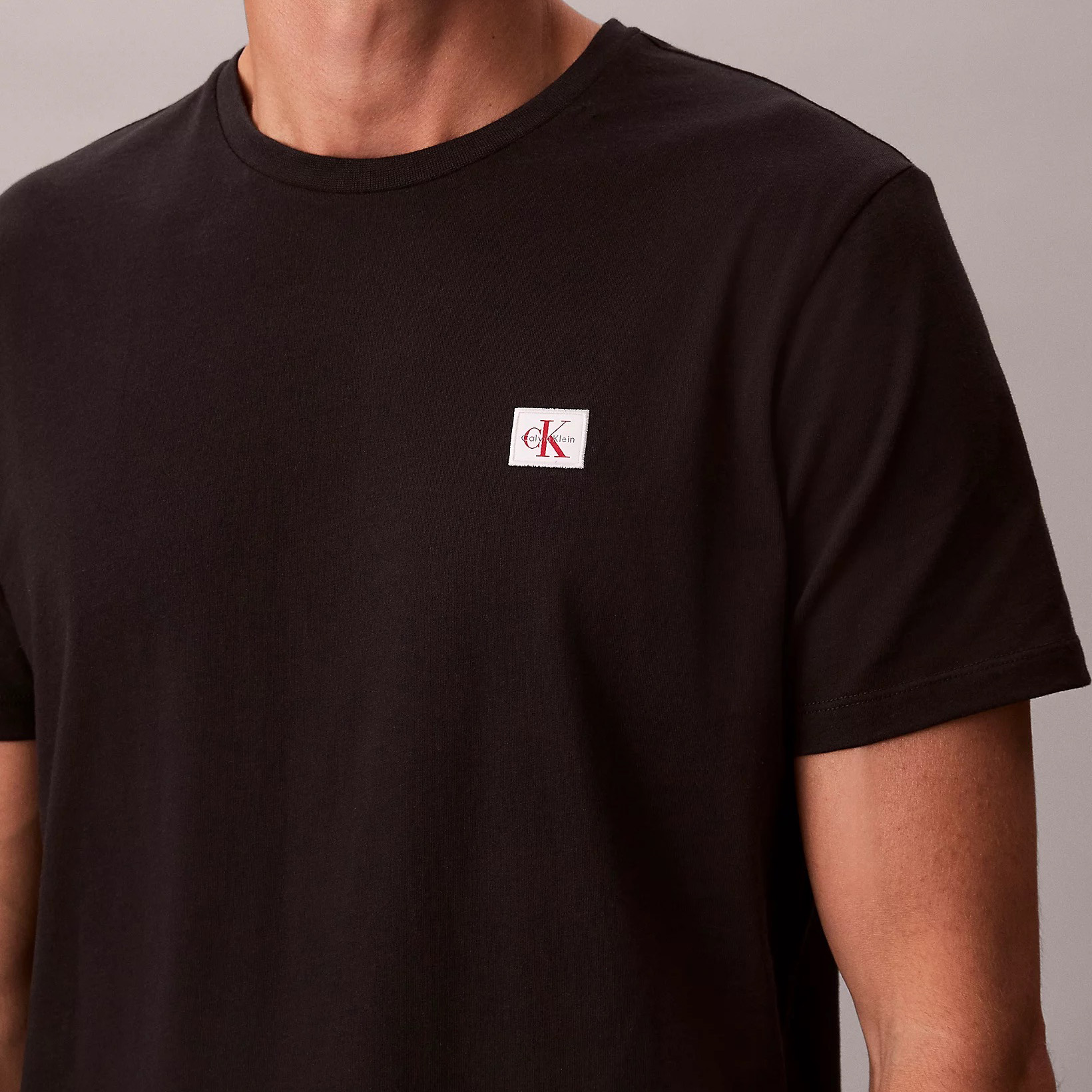T-shirt preta com logo Calvin Klein no peito