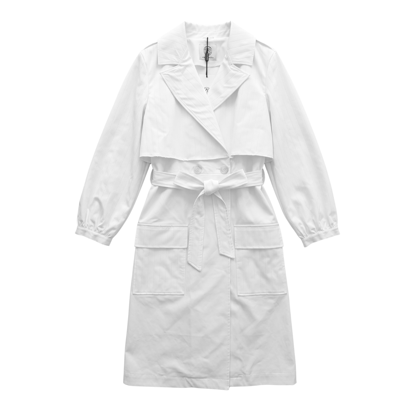 Casaco trench branco com cinto e bolsos, gola de bico e padrão liso com riscas finas