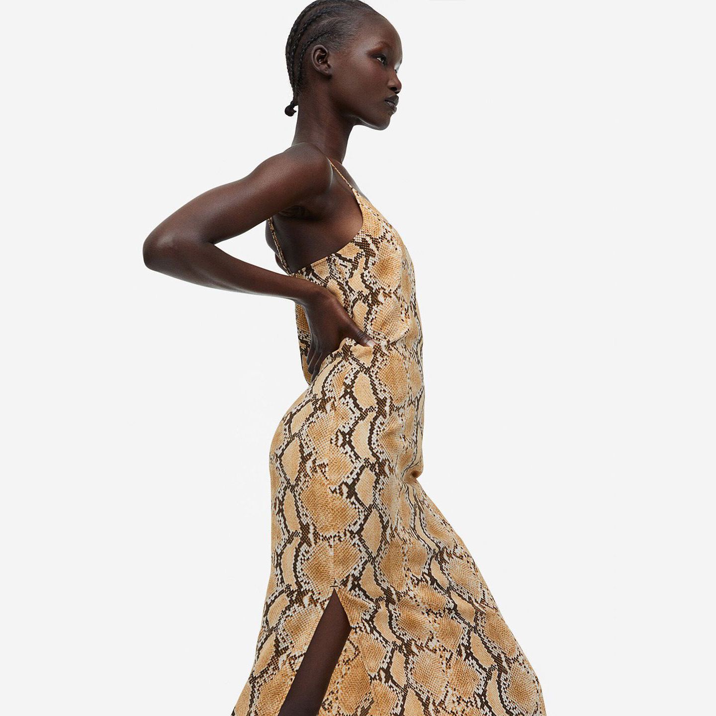 Vestido longo padrão pele de cobra castanho e bege com alças finas e fenda lateral