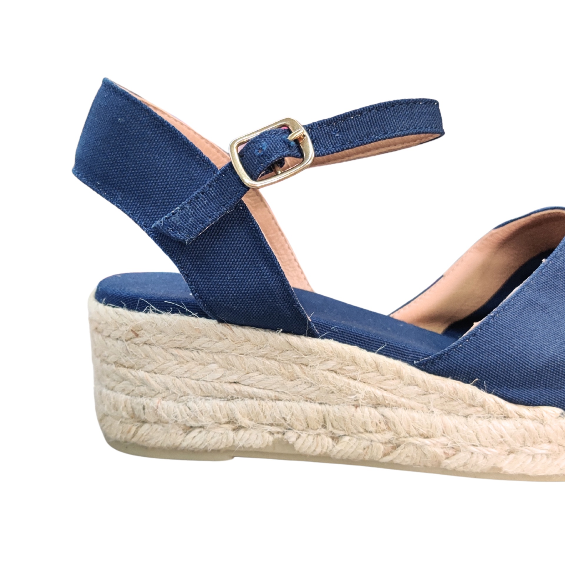 Sandália alpercata azul com cunha em corda e fivela metálica