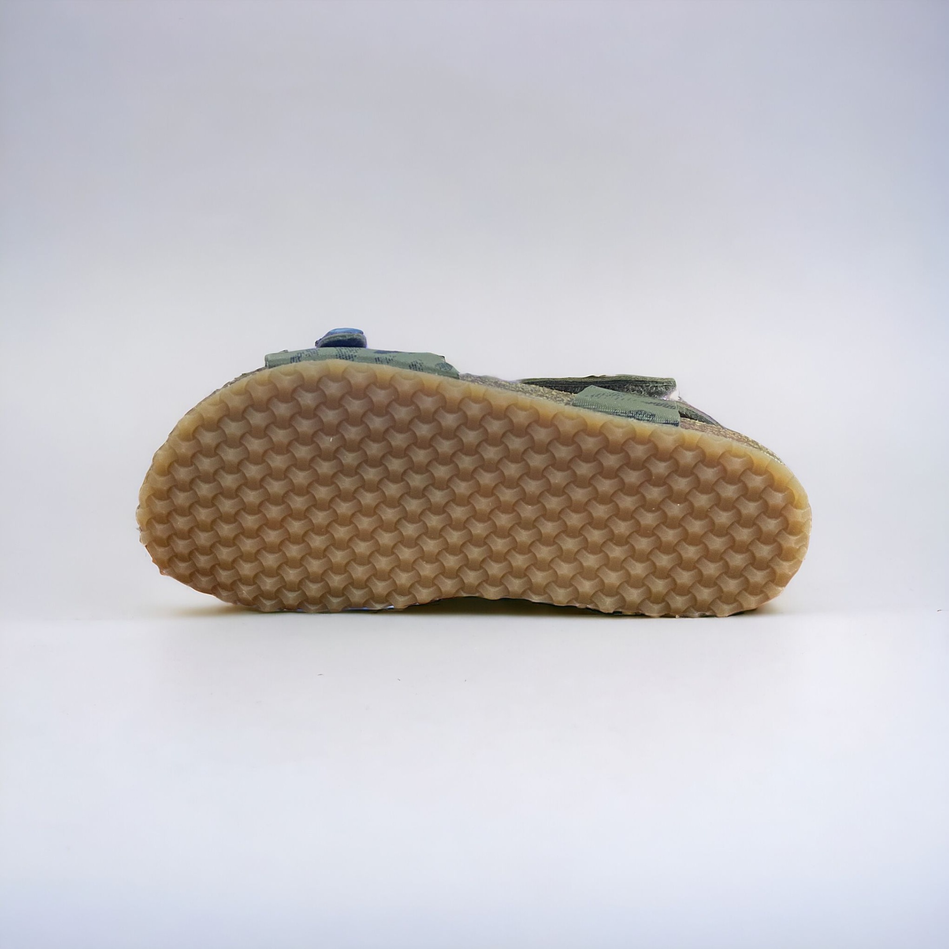 Sandália infantil verde com sola em borracha castanha vista de baixo