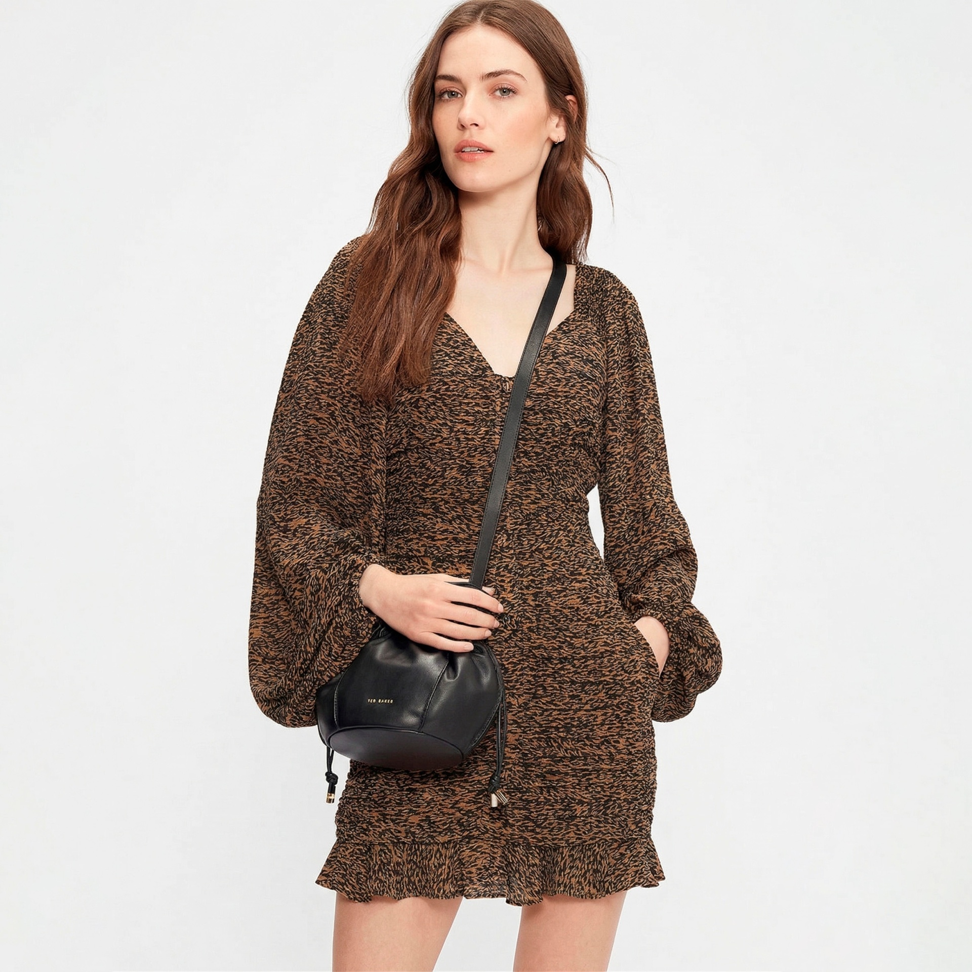 Vestido curto castanho e preto com mochila preta pequena TED BAKER