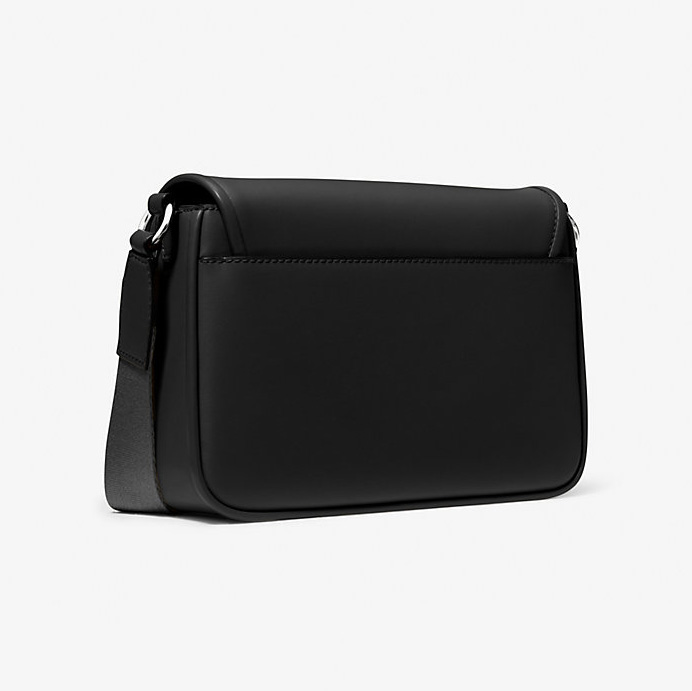 Mala tiracolo preta em couro com alça ajustável em fundo branco