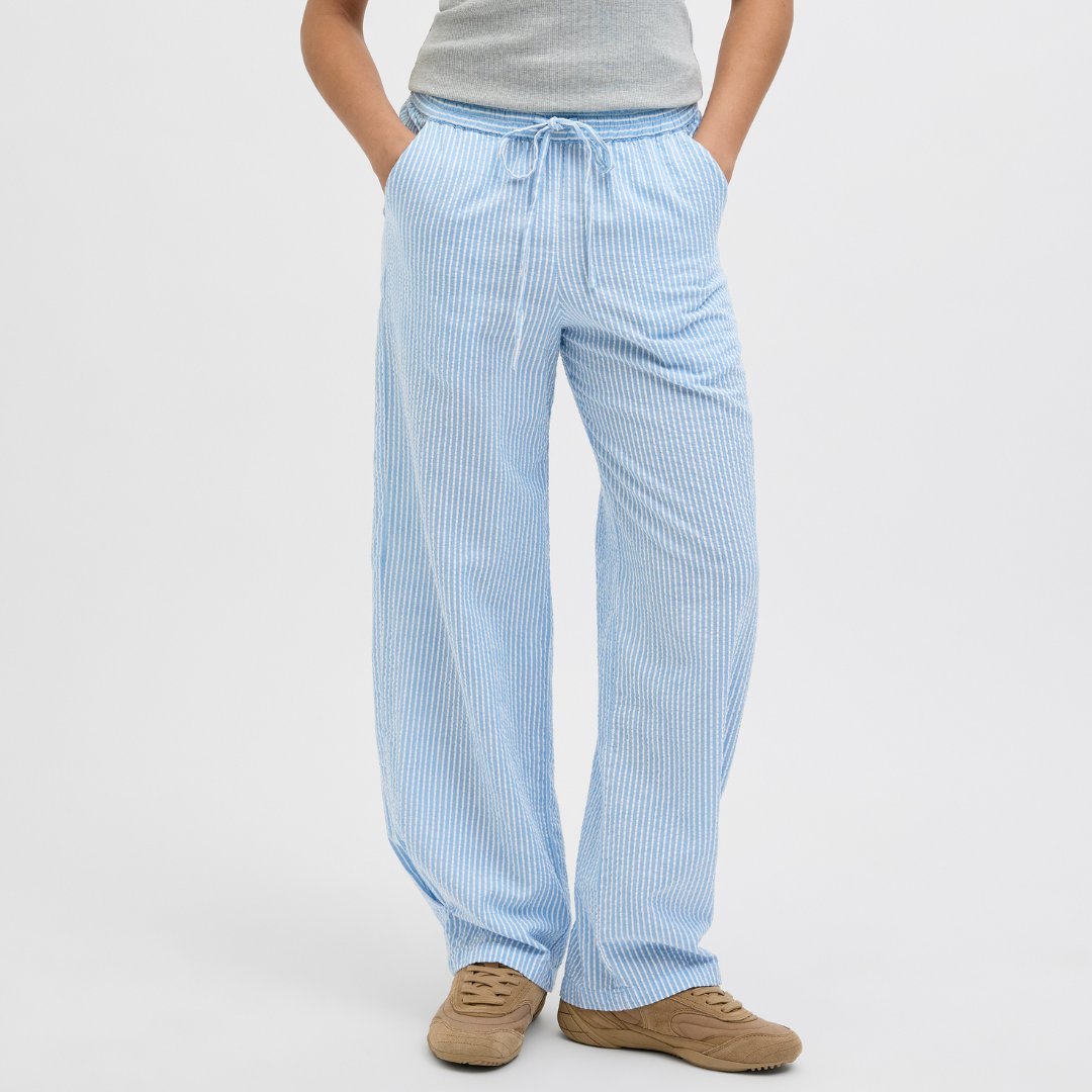 Calças compridas azuis claras com riscas brancas e cordão na cintura