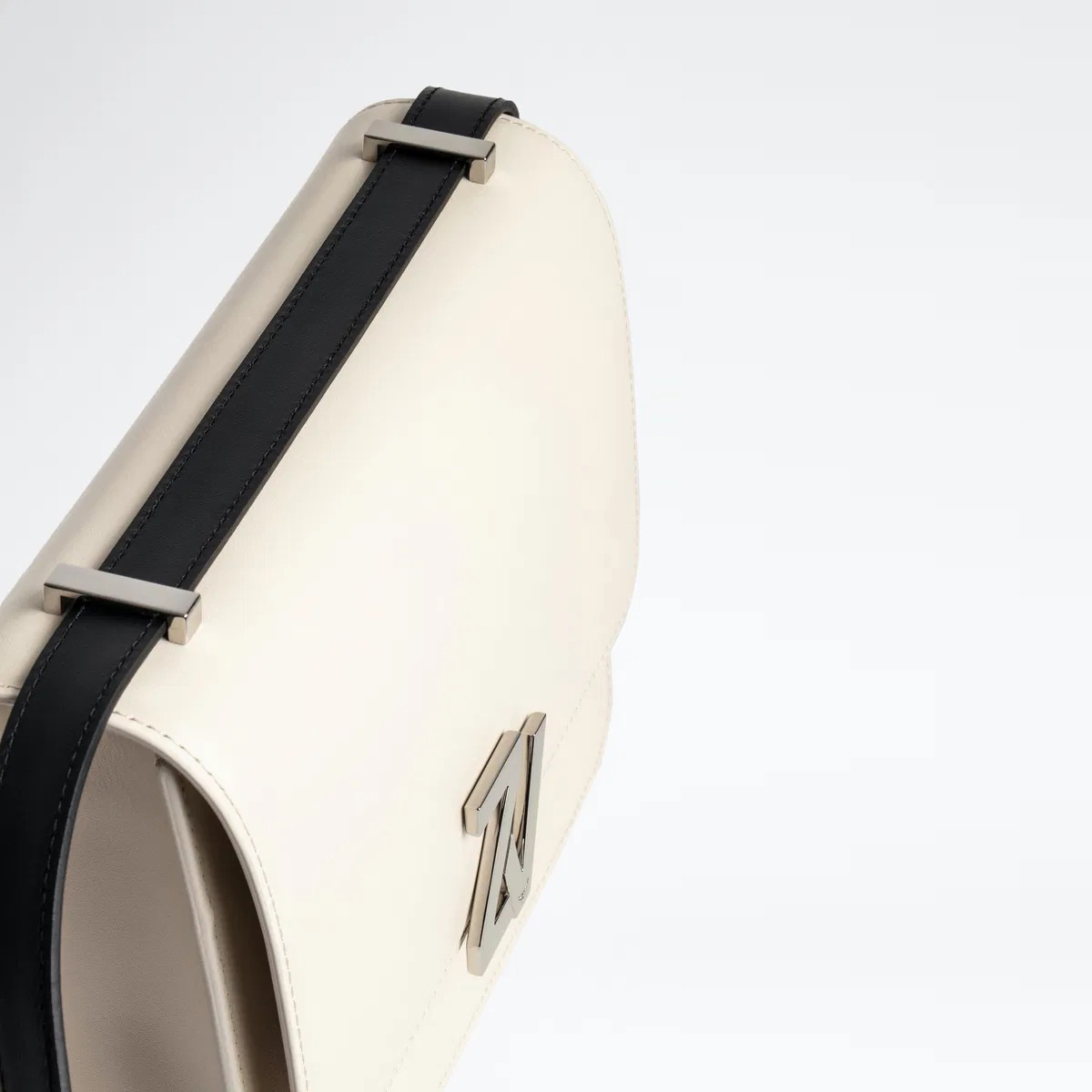 Mala de senhora em couro branco com alça preta e fecho metálico em forma de número 1