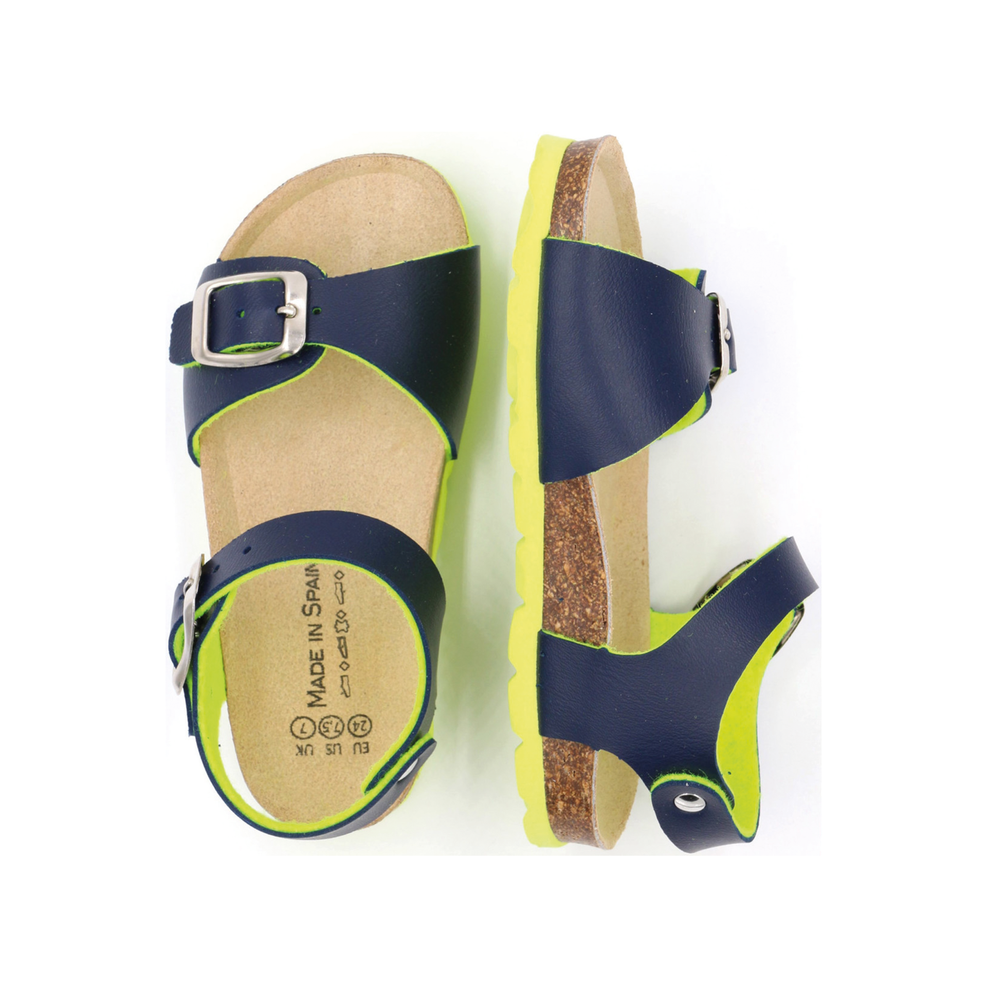 Sandálias em pele azul escura com sola amarela e fivela metálica.