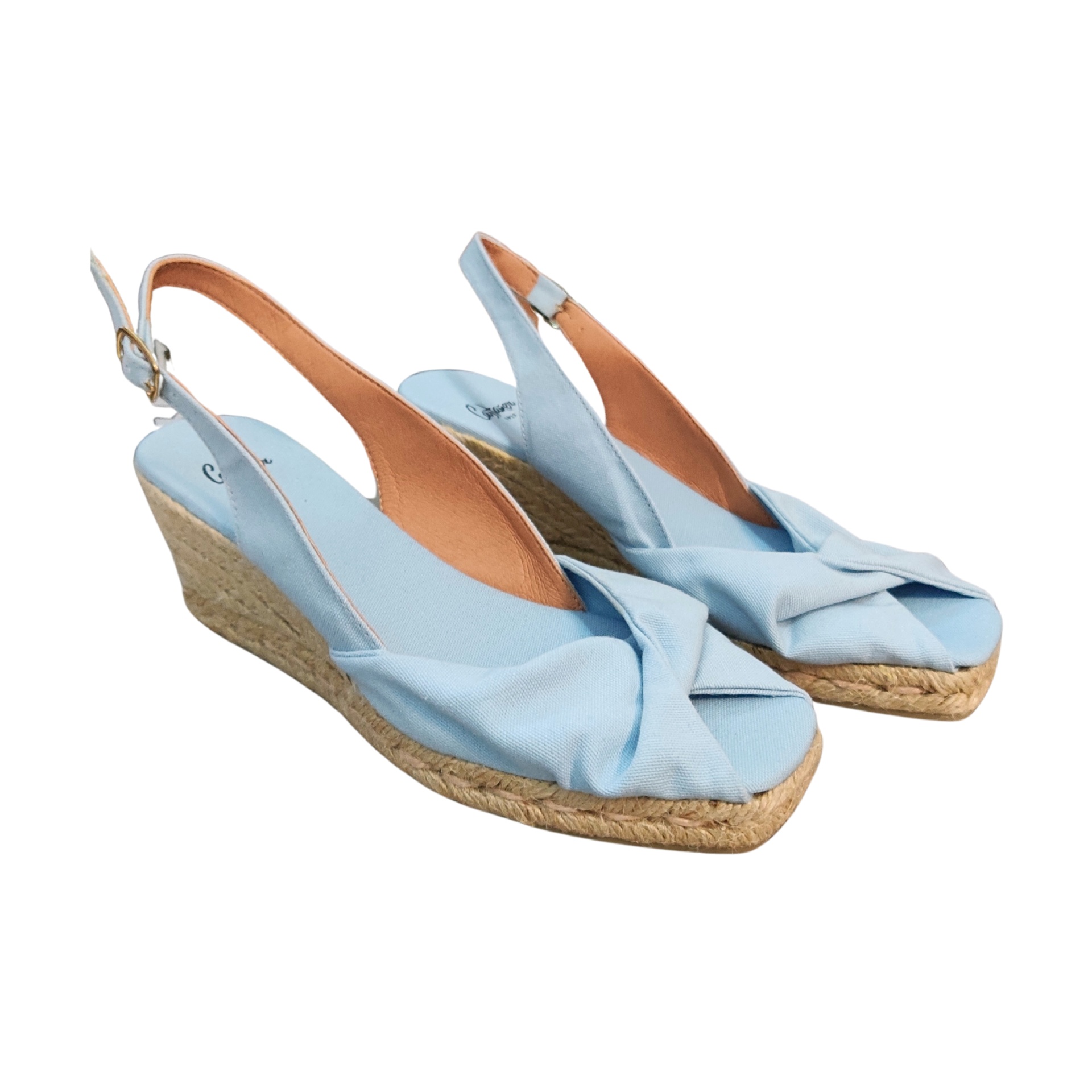Sandálias de cunha azuis claras com nó frontal e tiras traseiras ajustáveis