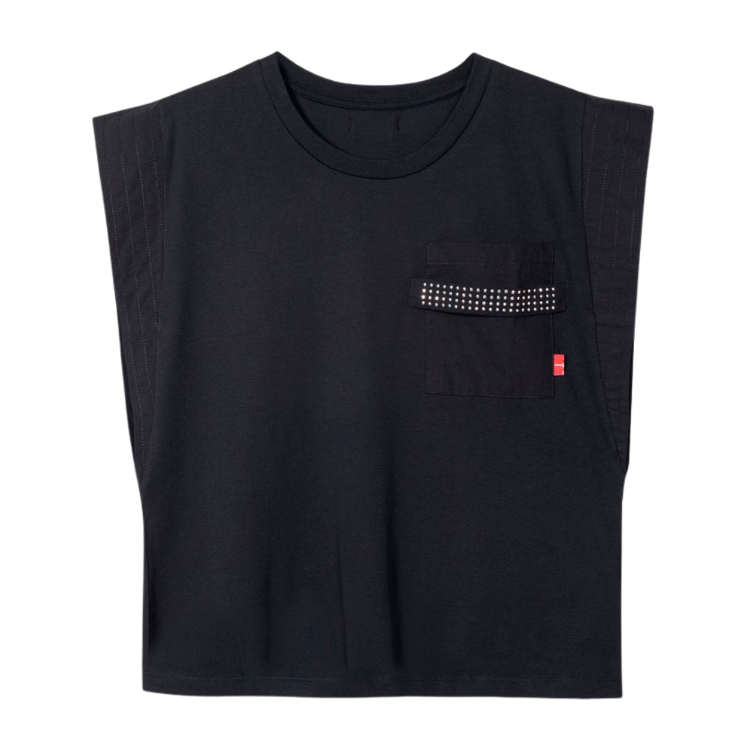 T-shirt preta sem mangas com bolso e tachas prateadas no bolso