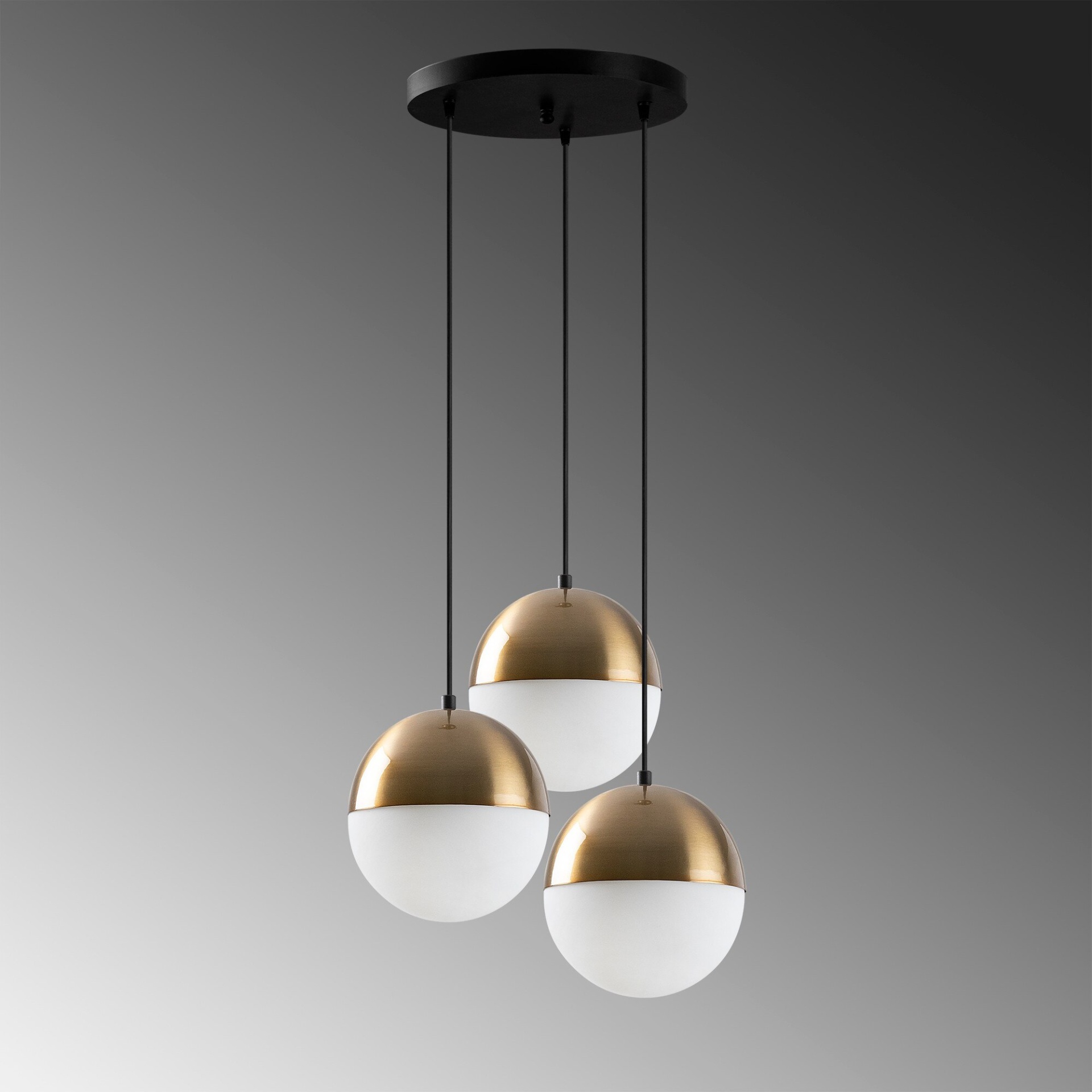 Candeeiro de teto com três bolas pendentes metade dourada e metade branca