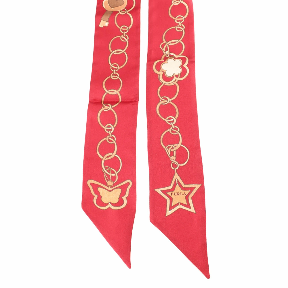 Lenço vermelho com estampado de correntes e pendentes dourados