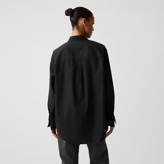 Camisa preta de manga comprida vista de costas