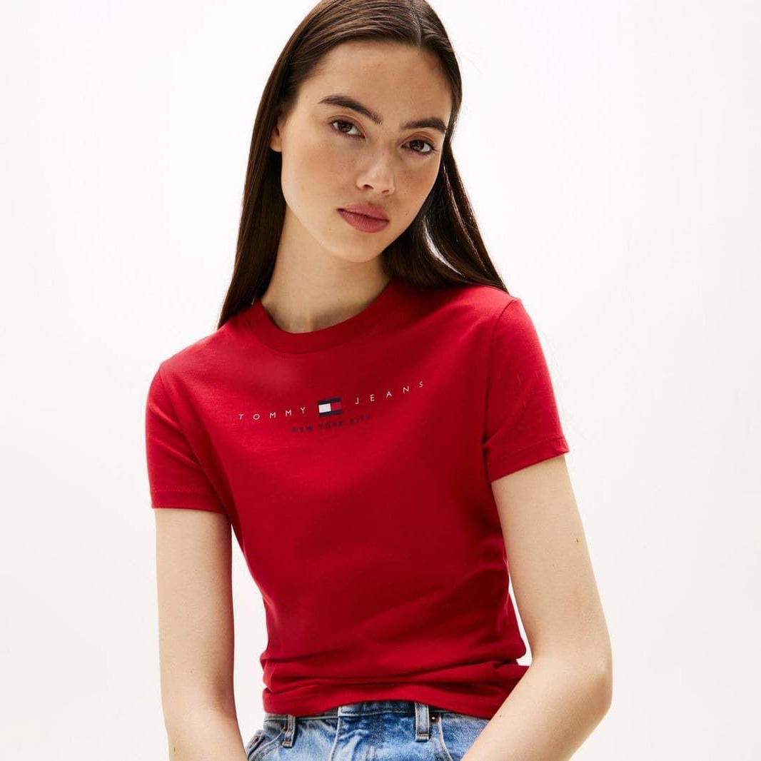 T-shirt vermelha Tommy Jeans com logótipo e texto em mulher com calças de ganga