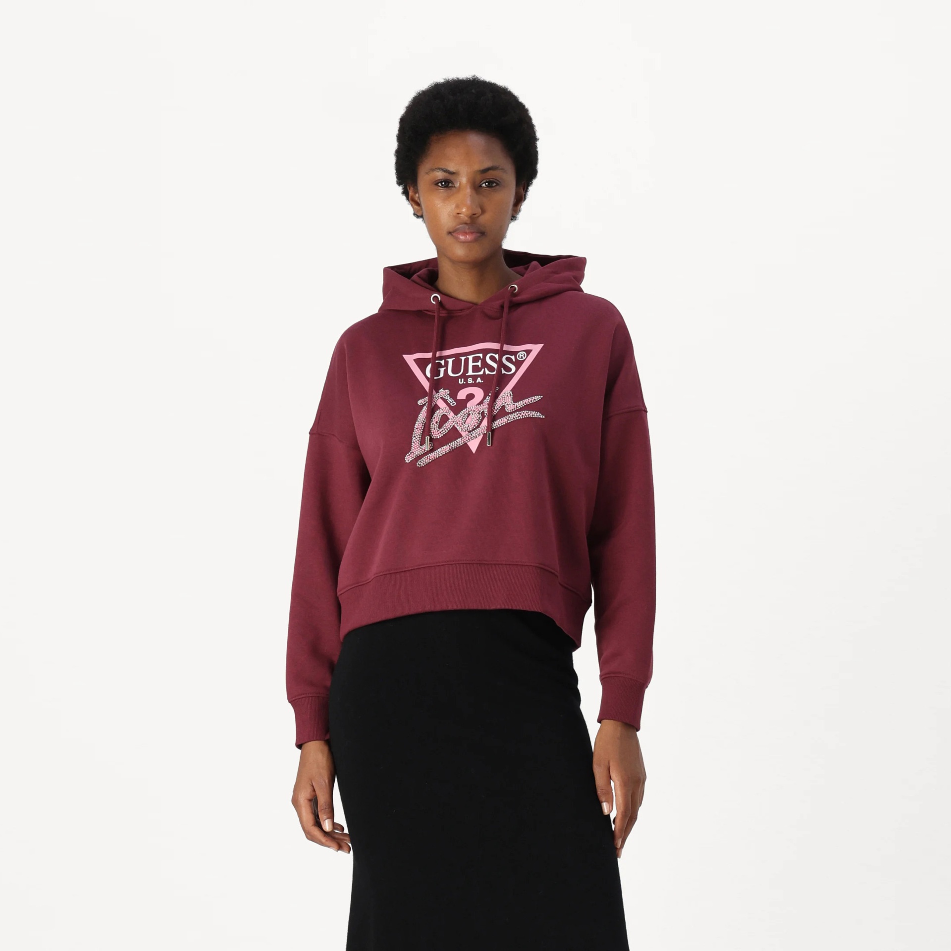 Sweatshirt com capuz vinho com estampa branca GUESS 1981 e saia preta