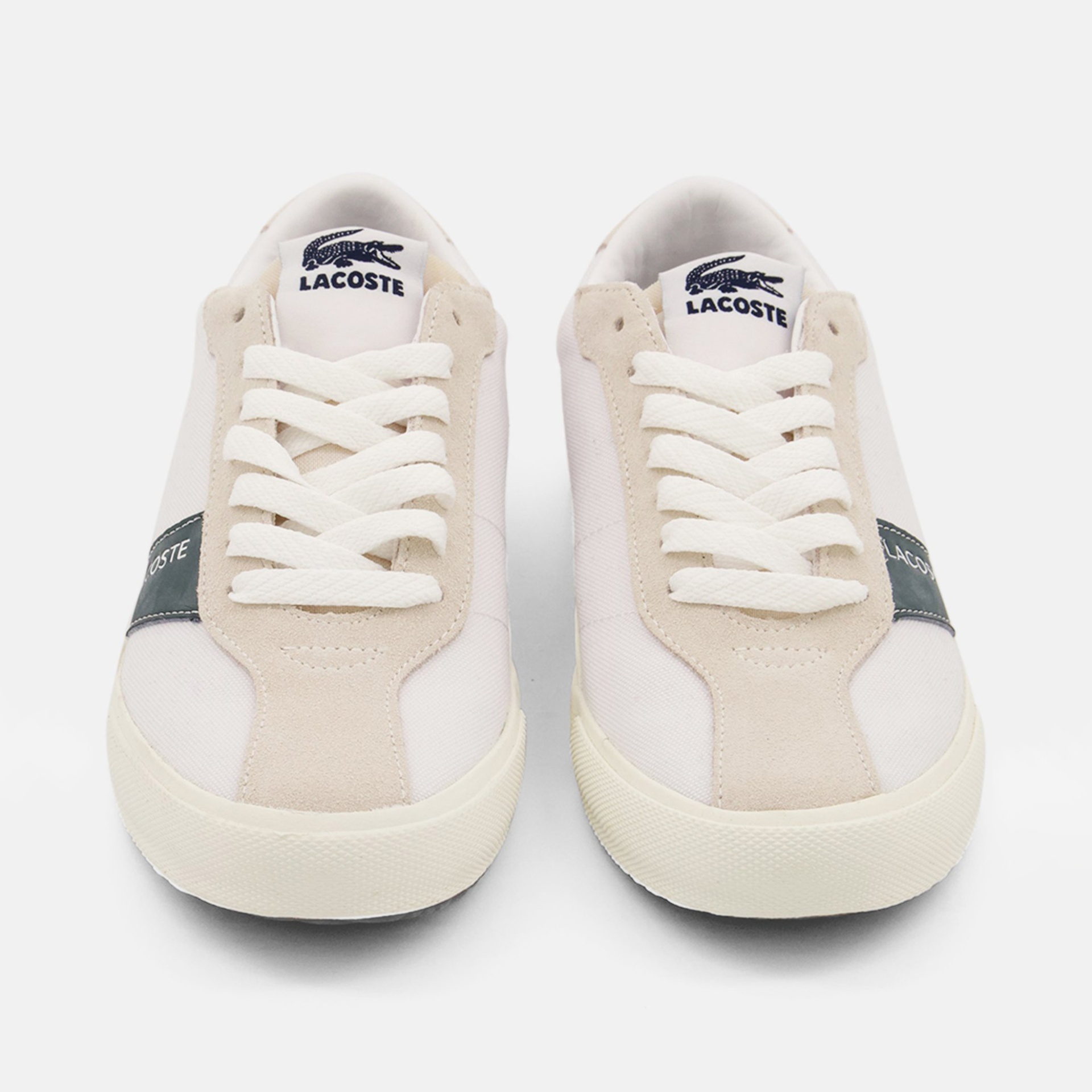 Sapatilhas Lacoste brancas com detalhes bege e faixa preta lateral com texto