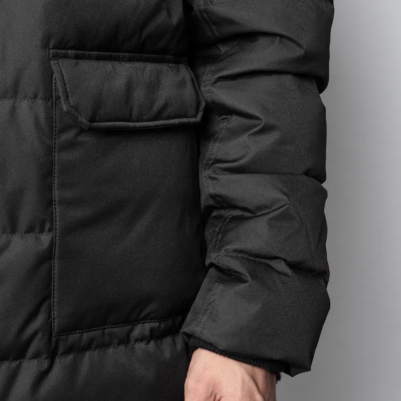 Manga e bolso de casaco acolchoado preto