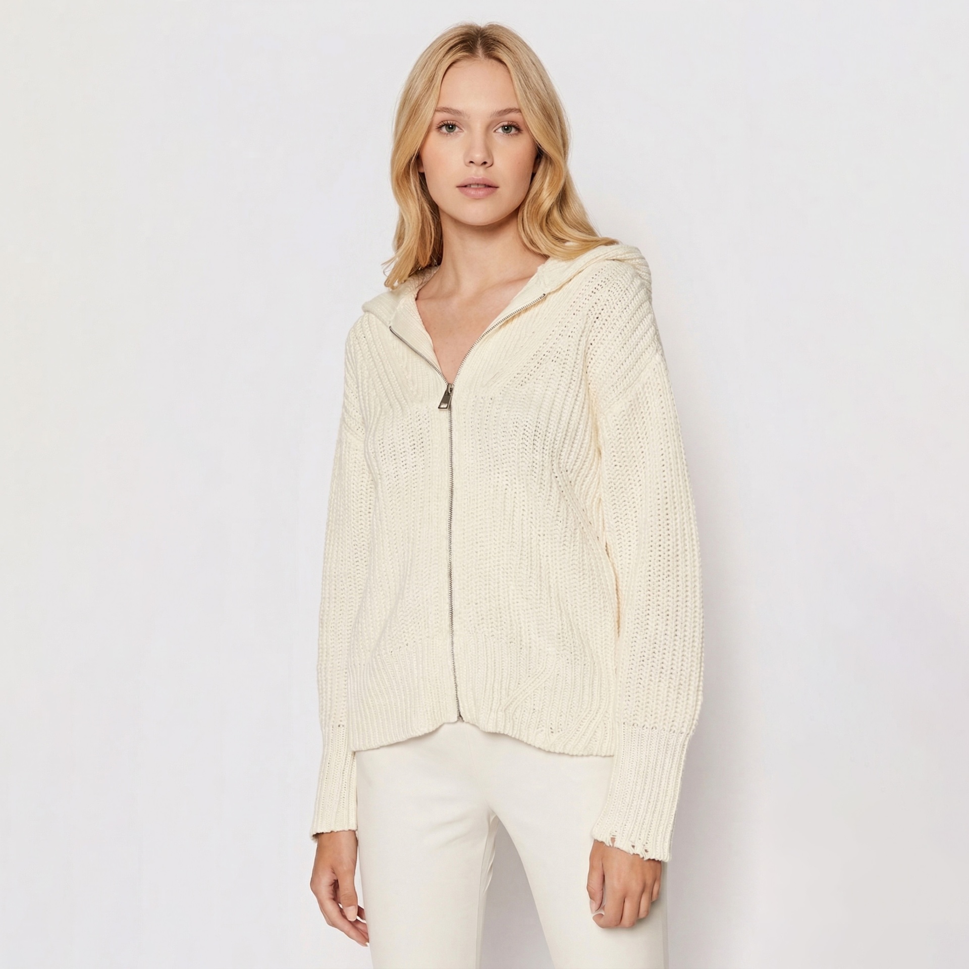 Casaco de malha creme com capuz e fecho de correr