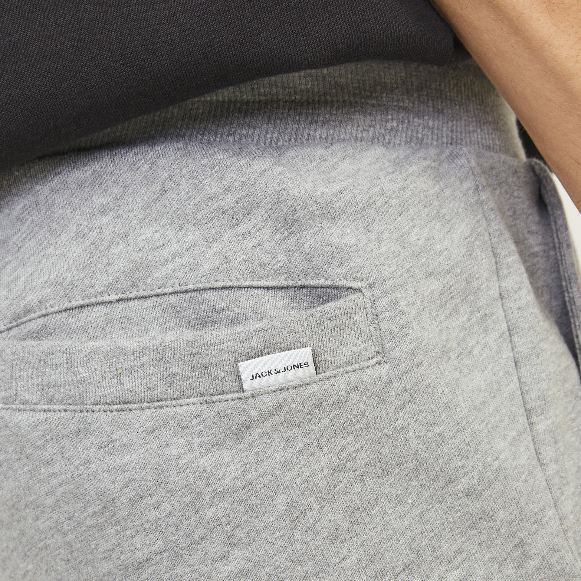 Calças cinza de malha com etiqueta JACK & JONES e peça superior preta