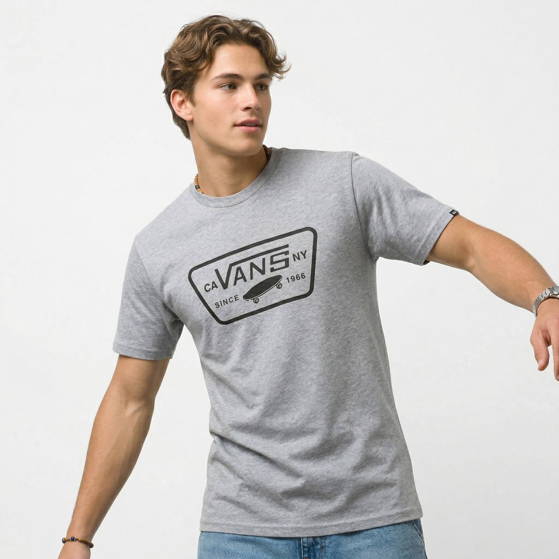 T-shirt cinza claro com estampado VANS em preto, usada por homem jovem