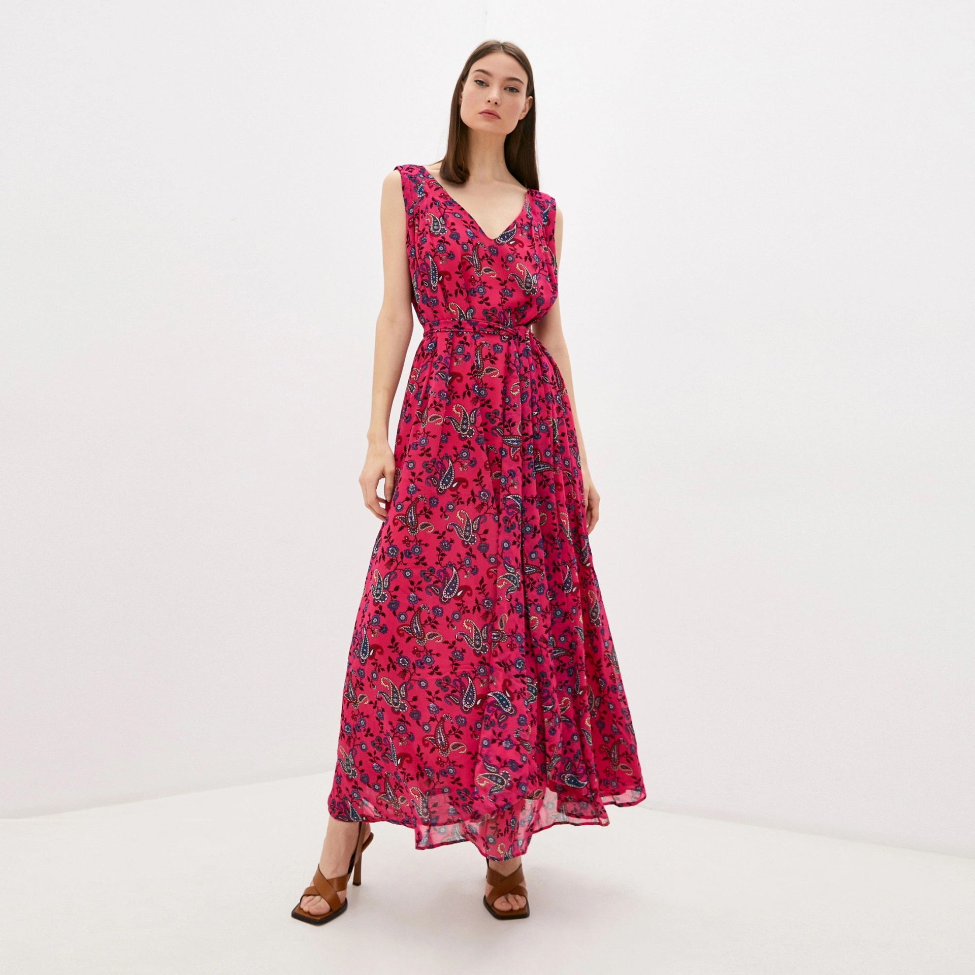 Vestido comprido feminino rosa com padrão floral azul e bege, sem mangas e decote em V