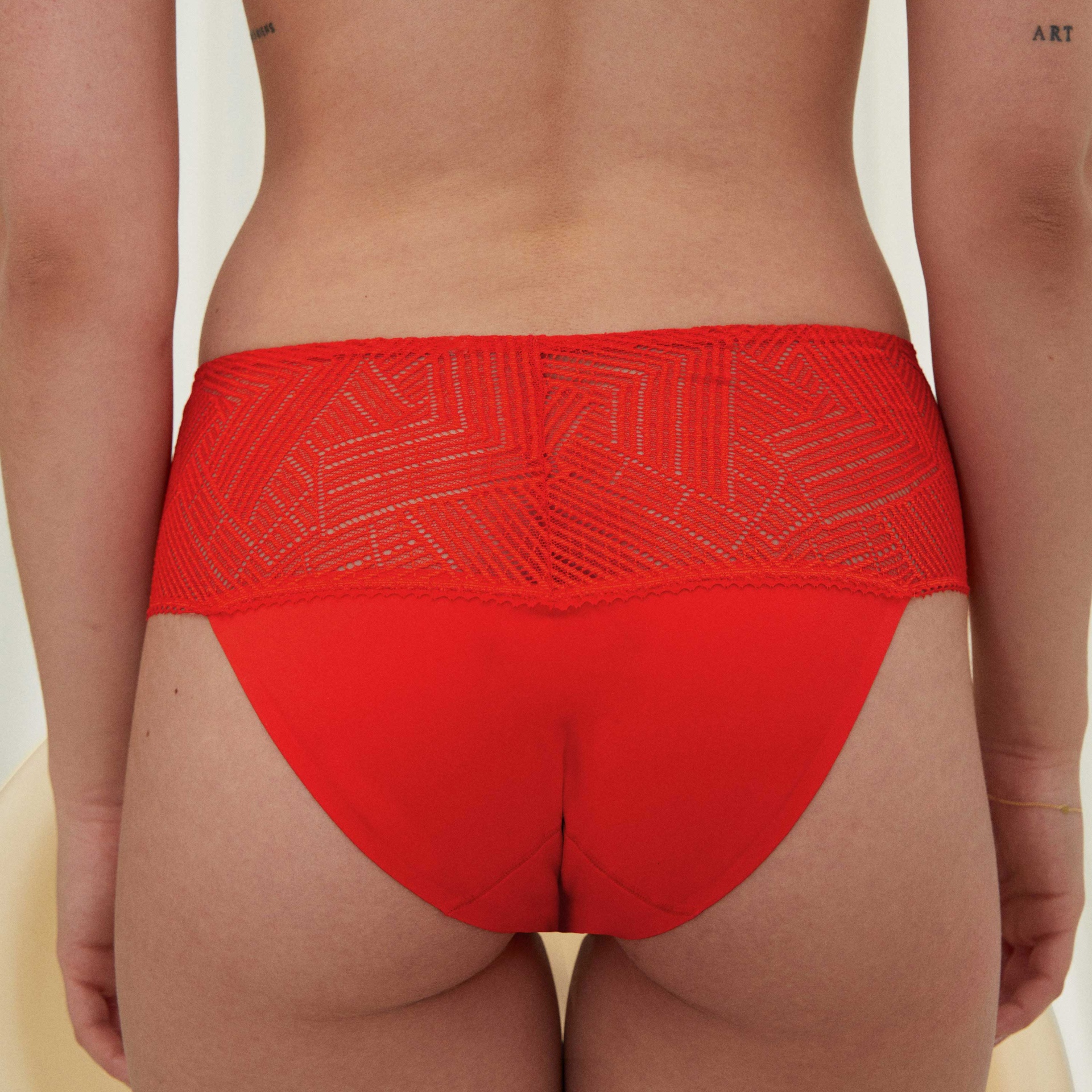 Cuecas vermelhas femininas com detalhe em renda geométrica