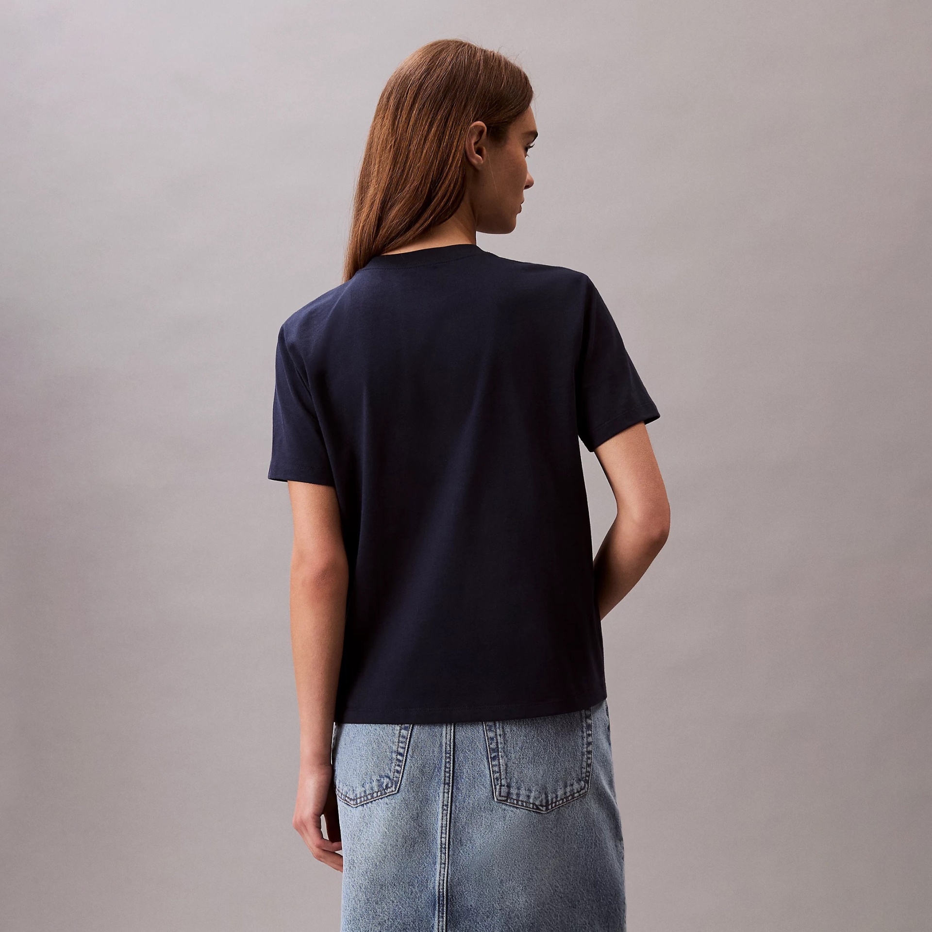 T-shirt azul escuro de manga curta vista de costas