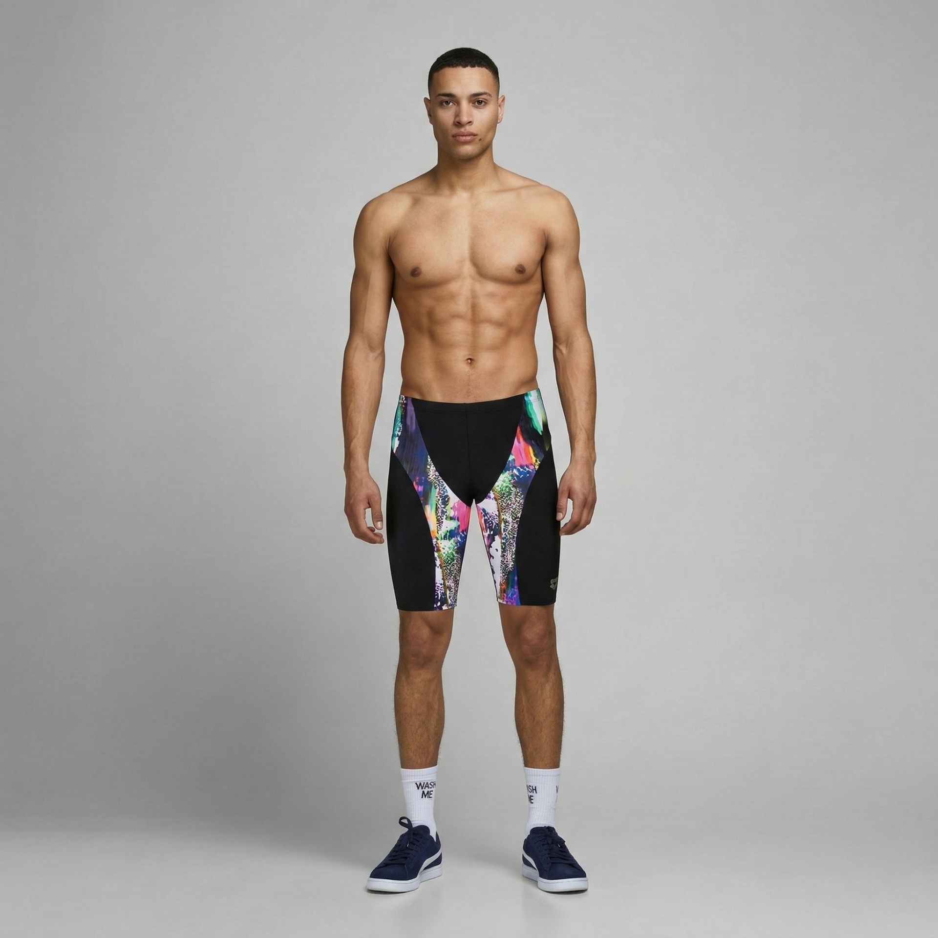Homem a usar calções desportivos coloridos com padrões abstratos
