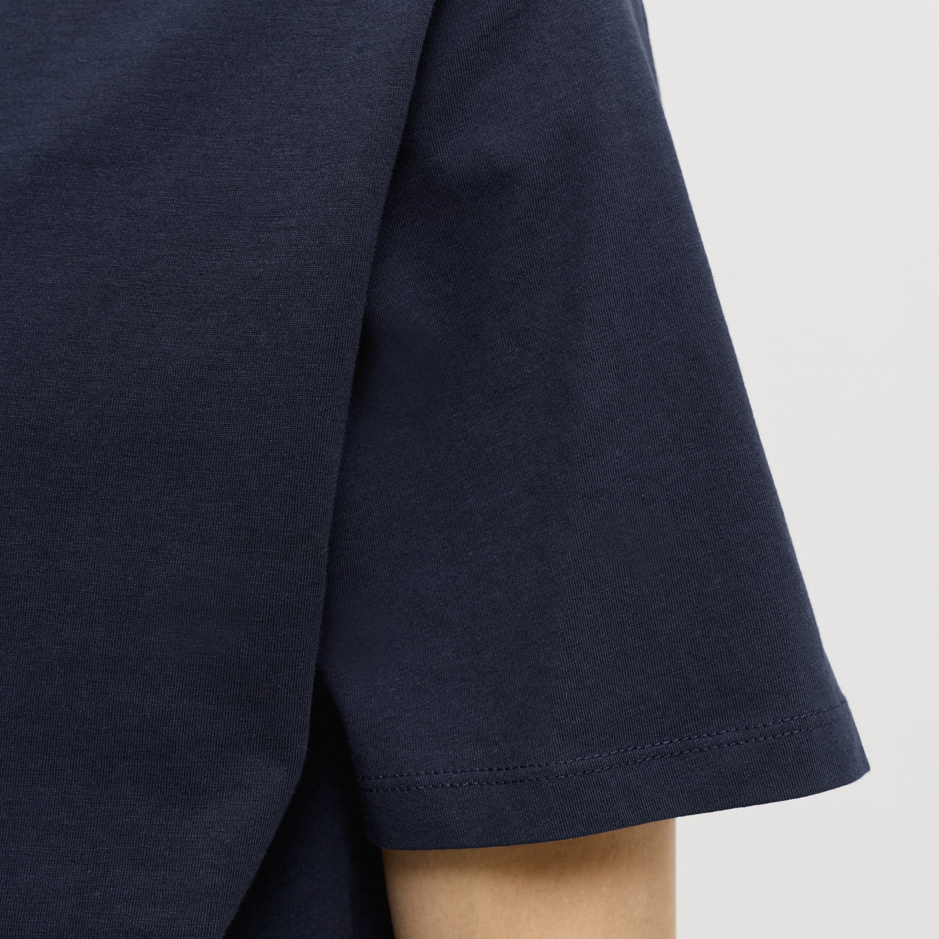 Manga curta de t-shirt azul escura em tecido de algodão