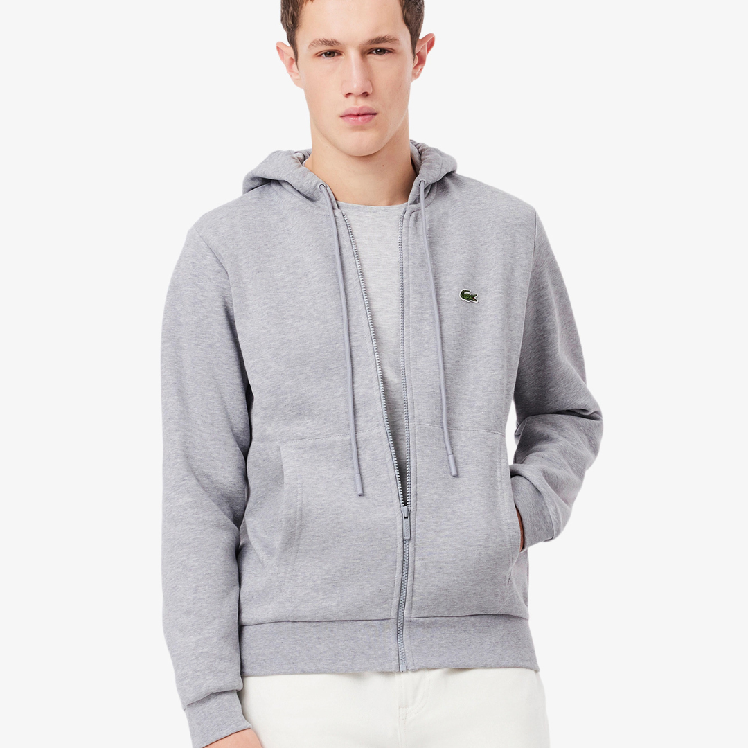 Casaco cinza claro com capuz e fecho de correr, modelo masculino