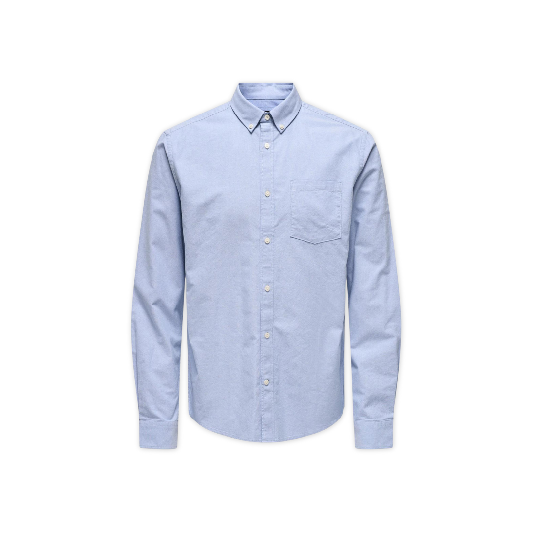 Camisa social azul clara com bolso e botões brancos