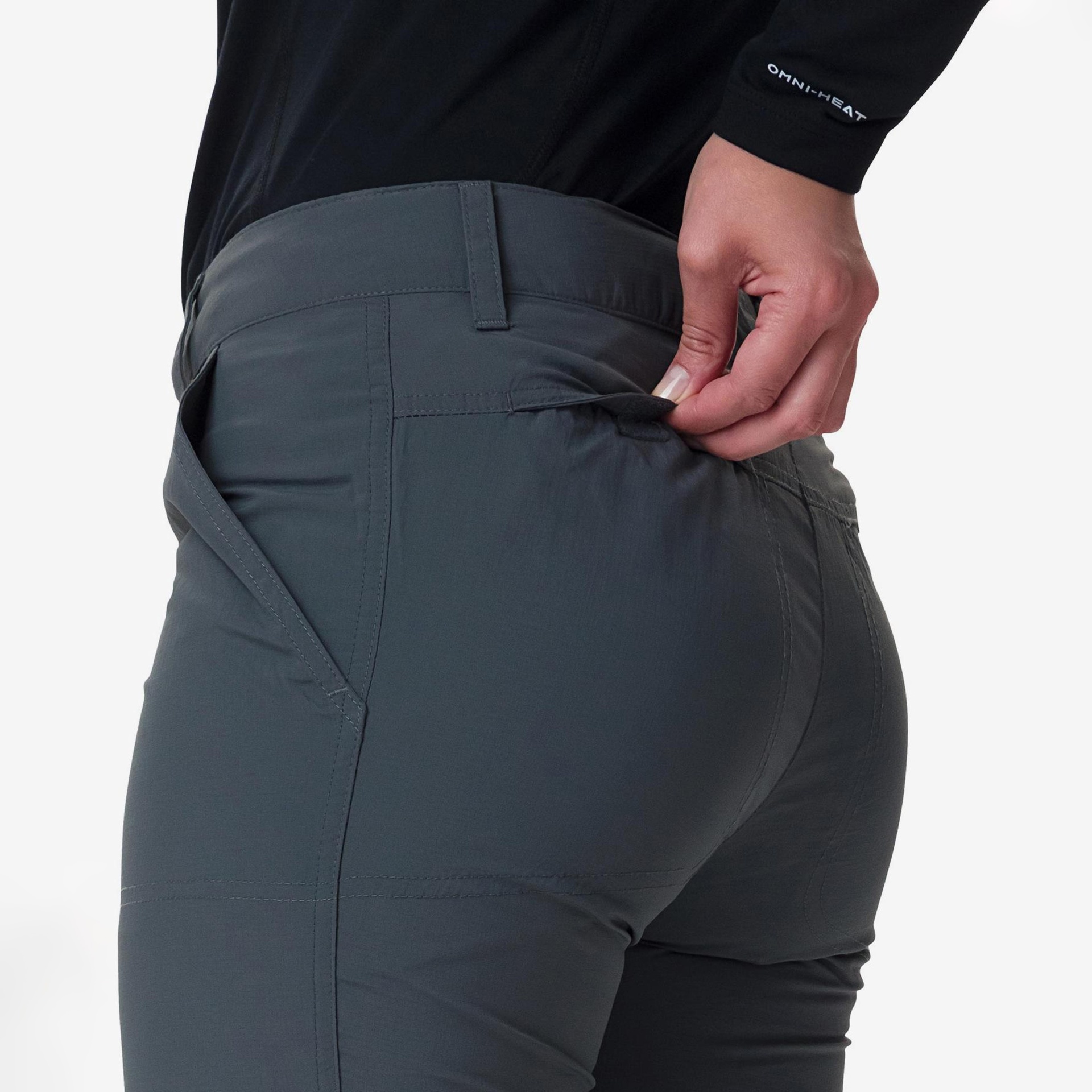 Calças cinzentas justas com bolso e parte superior preta com texto OMNI-HEAT